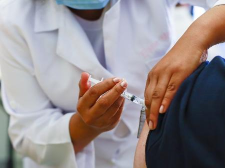 Mais de mil profissionais de saúde já foram vacinados em São Paulo